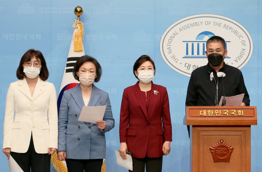 국회 산업통상자원중소벤처기업위원회 중소벤처기업소위원회 소속 국민의힘 의원들이 8일 국회 소통관에서 손실보상법 관련 기자회견을 하고 있다. 왼쪽부터 양금희, 한무경, 김정재, 최승재 의원. 연합뉴스